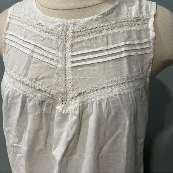 NWT Gilli White Eyelet Sleeveless Pintucked Blouse Size XS - Picture 2 of 8